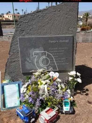 El monolito con los juguetes colocados por la familia (Foto TA)